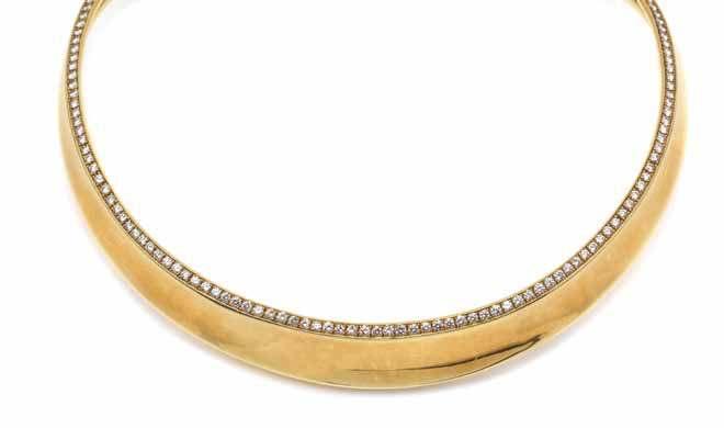 267 269 268 270 267 an 18 Karat Yellow Gold and diamond collar necklace, in a polished tapered design, the top edge containing 131 round brilliant cut diamonds weighing approximately 3.