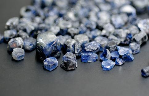 Figure 25. The pieces of rough in this parcel of blue sapphires from Badakhshan weigh up to 4 g. Photo by V. Pardieu.
