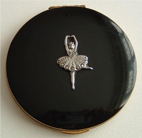 Signed Cherie Patented on mirror frame and Kigu trademark on inner lid. Textured gilt base. No sifter or puff. 82mm/3¼ in x 72mm/3in. 1950s? Kigu ballet.
