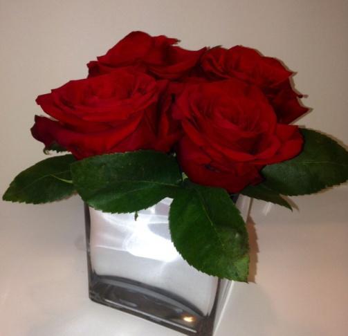 Pave Rose in Mirror Cube Flowers/Supplies needed: 4 Open roses 1 4 inch mirror cube Oasis to fill container Instructions: 1. Cut soaked oasis and fill cube. 2.