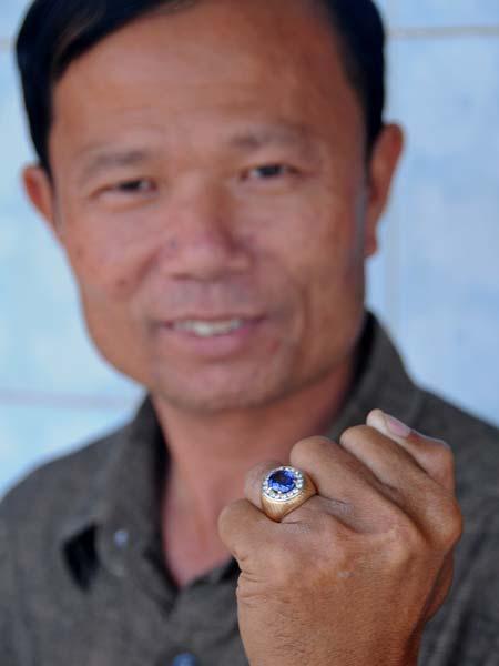 We saw also two large (for Pailin standards) sapphires of about 7 carats reported to be unheated; one of them was set on Mr. S s finger ring (Figure 9).