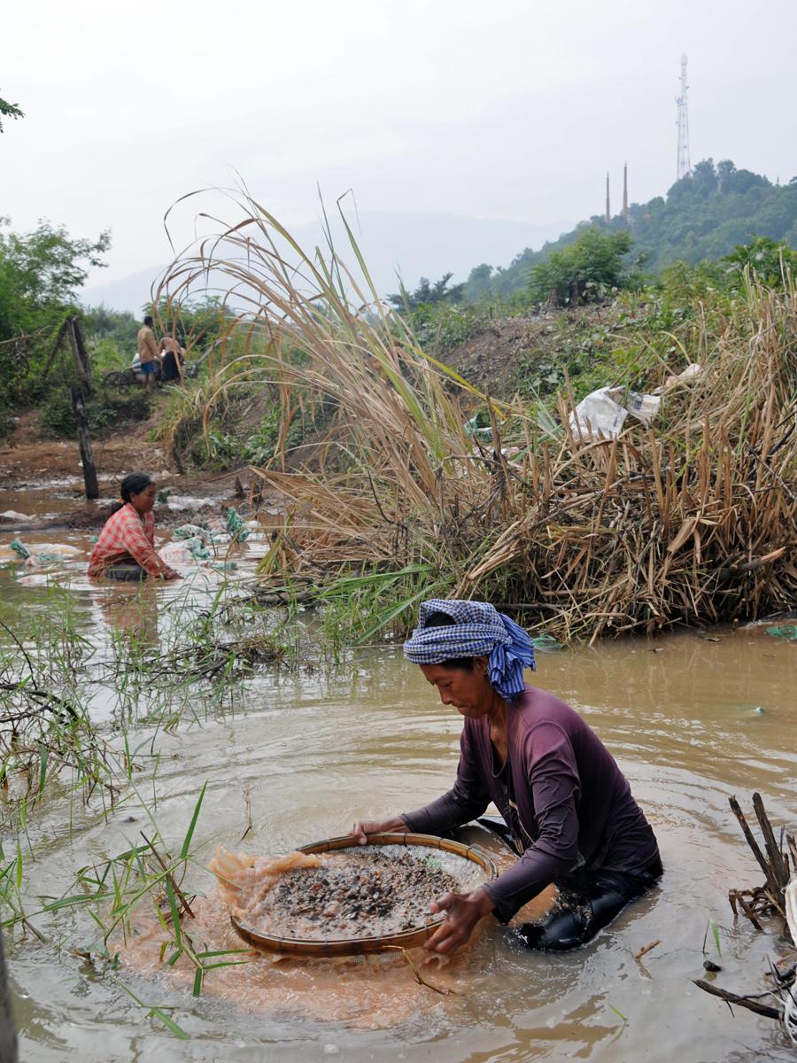 Figure 14: Khmer ladies washing gem rich ground in a pond at O Ta Prang with as background the Phnum Yat Mountain. Photo: V. Pardieu, Dec. 2008 At about 11.