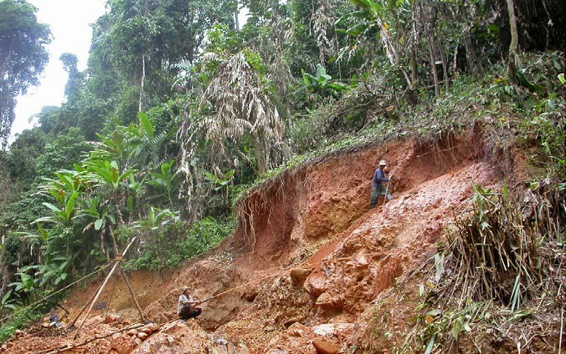 Figure 22: Kula miners mining in the jungle south of the Phom Trop during summer 2004. Photo: V.