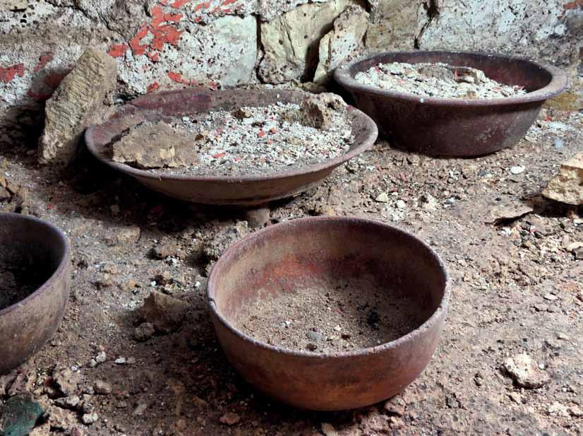 Eleven vessels in the chamber can be dated stylistically to the Motiepa phase. Among the 11, four were plates, one was a spouted bowl, and six were basins (Figures 12 16).