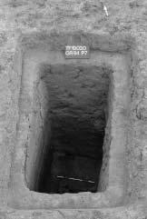 Early Egyptian tomb security... 31 Fig. 1. Grave no. 94 deep burial chamber. Photo by R. Słaboński earth concentrated over burial chambers.