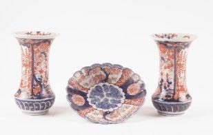 5 1076 IMARI Imari porcelain vases with polychrome decoration of birds and floral motifs. H: 21.5cm - 8.