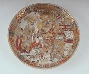 1079 SATSUMA Satsuma earthenware plate with enameled and gilded decoration of figures. Diameter: 25cm - 9.