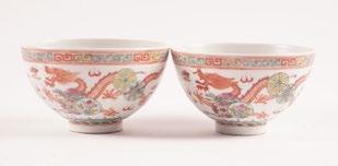 85 D : 18cm 7 1016 CHINA, 19th century Pair of polychrome enamelled porcelain bowl decorated with dragons fighting for the sacred pearl with greek friezes.