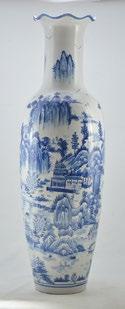 background. Bearing a mark on the glaze on the bottom: Emperor Qianlong (1736-1795). H: 8cm - 3 D: 17.