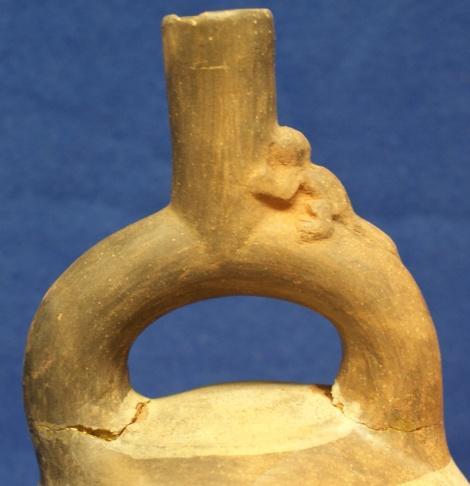 99 Figure 36: A monkey perched on the stirrup-spout of a Moche vessel from the MPM, object A33882/9357 (photo taken by the author).