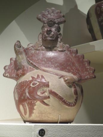 The description of the stirrup-spout bottle of the deity figure chosen from the Museo Larco
