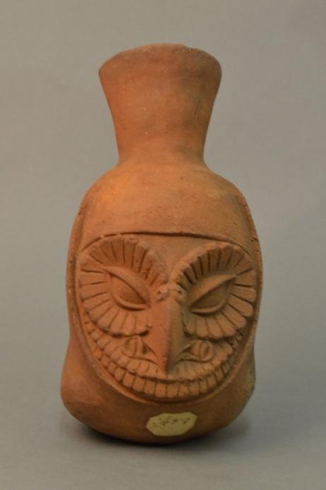 352 Object: Am,+.2200 Object type = vessel; vase Description = Vase, owl s head-shaped vessel made of pottery.