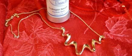 WAVY GOLD NECKLACE PAIRED WITH COLLAGEN SERUM!
