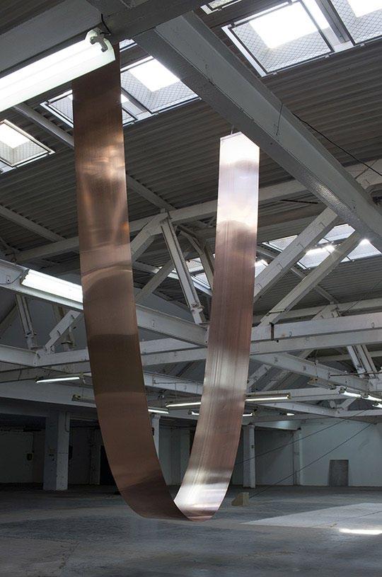 Curve installation site-specific, 2015 1300 x 60 cm copper, steel, electricity from the exhibition