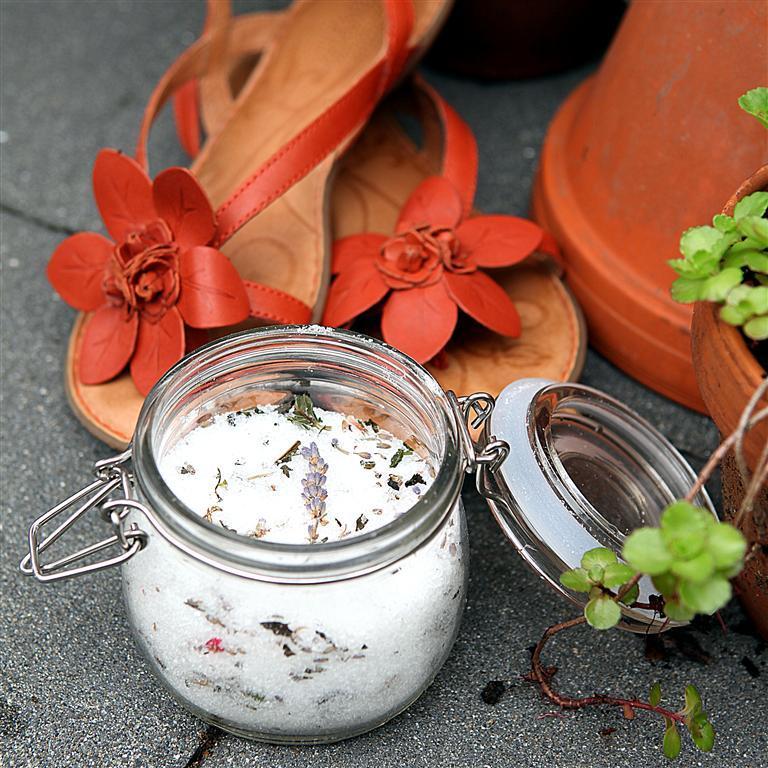 Gardener's Herbal Foot Soak This herbal soak looks pretty in the jar but packs a powerful punch of soothing herbs in a foot bath: eucalyptus, rosemary and comfrey root powder to sooth aches, lavender