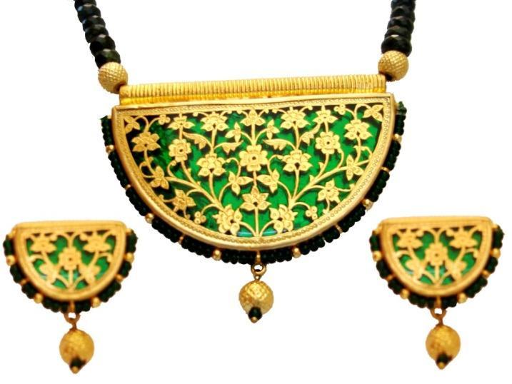 Figure 16 Thewa Jewellery 1.5.4 JAIPUR JEWELLERY MARKET SCENARIO Jaipur is specifically a big retail market and also a big manufacturing centre too.