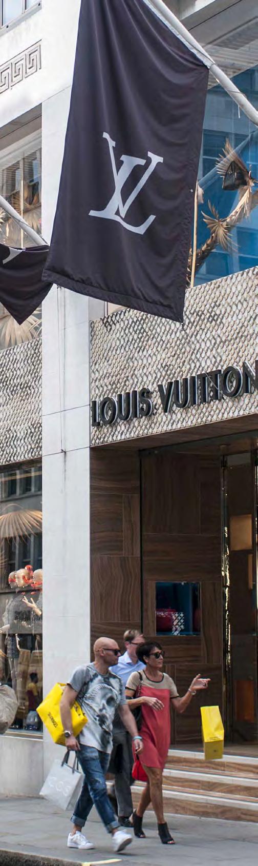 French brand Louis Vuitton is clearly number one in the rankings, the retailer with the highest presence in our city sample, with 86% coverage in the 140 cities monitored.