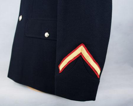 Effective October 2017 Bd Sgt rank badge: Chevrons (gold on red) surmounted by an embroidered lyre (gold on dark blue) BRd 3(1) Upper right arm - centrally, point of lowest chevron 270mm below