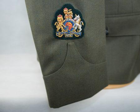 positioned 5mm above the first) WO1 rank badge: Embroidered Royal Arms (gold on green) Lower