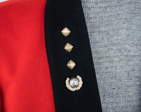 (anodized) Left and right lapels - centrally, bottom of crown 10mm above Globe & Laurel Captain rank badge: Bath stars