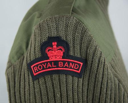 shoulder seams ROYAL BAND shoulder flash: Embroidered letters surmounted by a crown (red on