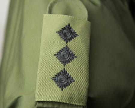 badge: Crown (black on olive) Shoulder straps (rank slide) Captain
