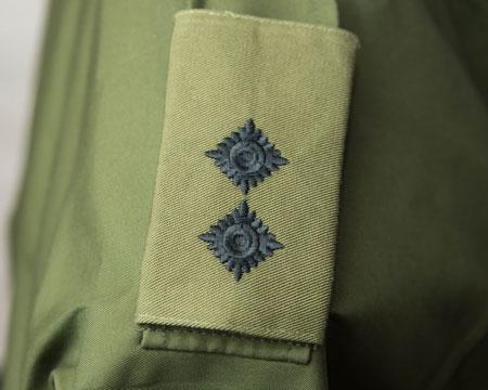 slide) Lieutenant  slide) WO1 rank badge: Royal Arms on a slide