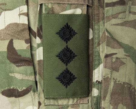 Colonel rank badge: Shoulder straps (rank slide) Crown (black on olive) Major rank badge: Crown (black on olive)