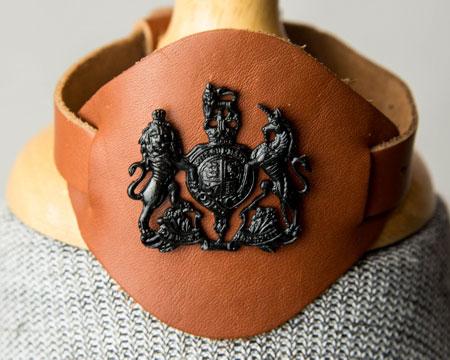 Lieutenant rank badge: Bath stars (black on olive) Shoulder straps (rank slide) WO1 badge: Royal Arms on a slide