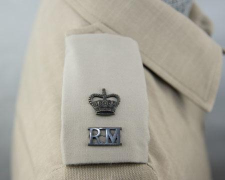 Effective October 2017 Major rank badge: crown (size 22mm) (bronze) BRd 3(1) Shoulder straps (rank slide) - centrally, bottom edge of crown 5mm above RM Captain rank badge: Bath stars (size 16mm)