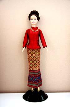 buttonholes cut and ¾ sleeves match with fabric strip in the frontage. Fig. 7 Queen Sirikit in Thai Ruenton dress Fig.