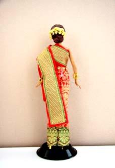 19 Queen Sirikit in Thai Chakkraphat dress Fig.