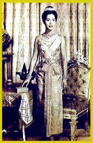 similar to Thai Raj Pattern in the reign of King Rama VI but its materials and details were different, i.e., its fabric was changed from white and thick fabric in western style to be local woven fabric.