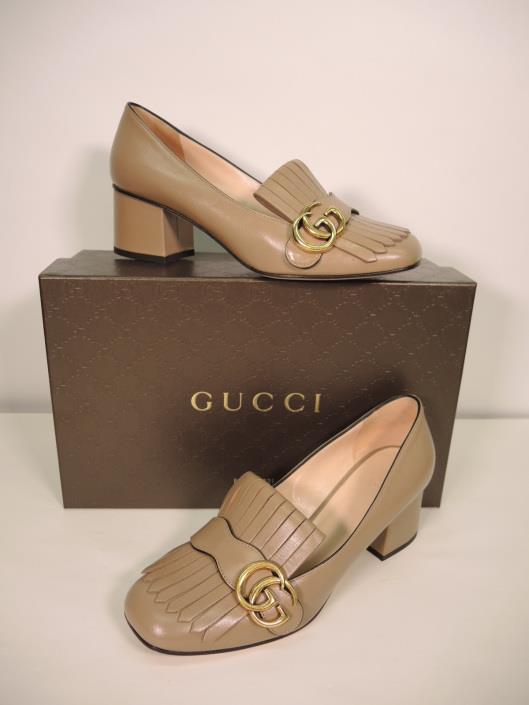 GUCCI Porcelain Rose Wingtip Loafers Size 8 Retails for $790, sold in one day for $299.