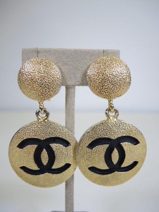 CHANEL Early 1980 s Gold and Black CC Drop Earrings Sold in one day for $299. 10/14/17 Wanna be one of the original super models for Halloween this year, Evangelista, Campbell, Crawford?