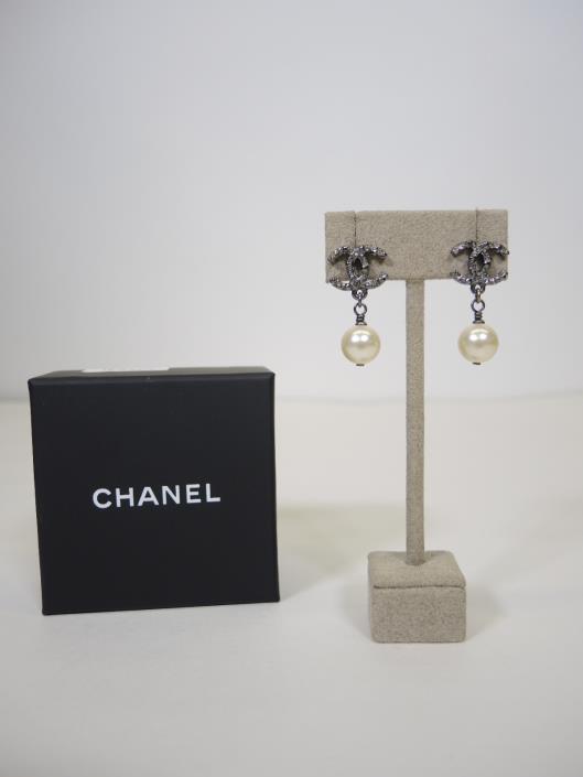 CHANEL 2014 Gunmetal Rhinestone and Pearl Drop Earrings Retailed for $350, sold in one day for $249. 07/08/17 Looking for a dark sparkle for day or night?