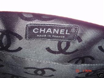 THE Cs CHANEL STAMP SHOULD BE 1 ½ CM BELOW QUILTED C THERE