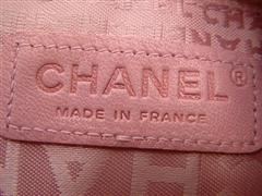 LABELS CHANEL EMBOSSED IN LEATHER, ABOVE THE POCKET, IN FRONT