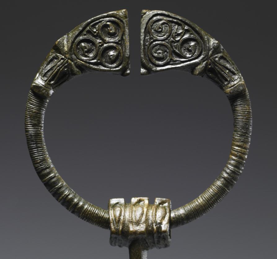 Fig. 19: Penannular Brooch, Irish, 6-7 th c, bronze with traces of gilt,