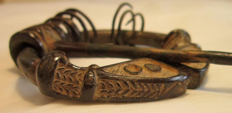89 Fig. 3: Detail of herringbone motif, Bronze Penannular Brooch, Castledermot, Co. Kildare, Early 7th c.