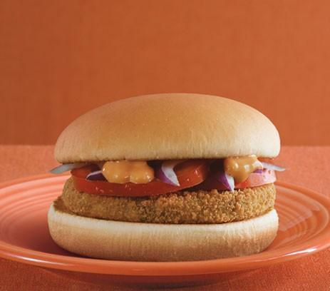 hamburger nemusí vždy obsahovať mäso. Názov tohto jedla je McAlooTiki.