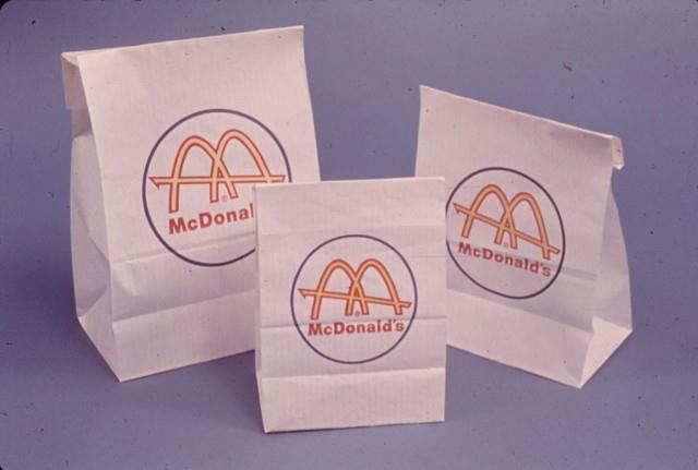 Obaly boli jednoduché a nachádzal sa na nich názov spoločnosti a logo spoločnosti. 85 Obr. č. 10 Obaly 1961-1968 84 Takto sa menil McDonald s v čase, viete, v akom balení by ste dostali jedlo pred 50.
