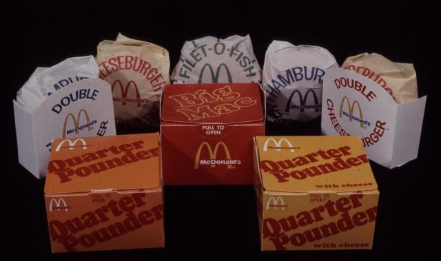 70. roky V týchto rokoch sa začalo používanie papierových boxov na hamburgery. 86 Obr. č. 11 Obaly 70. roky 1983 1990 V 80.