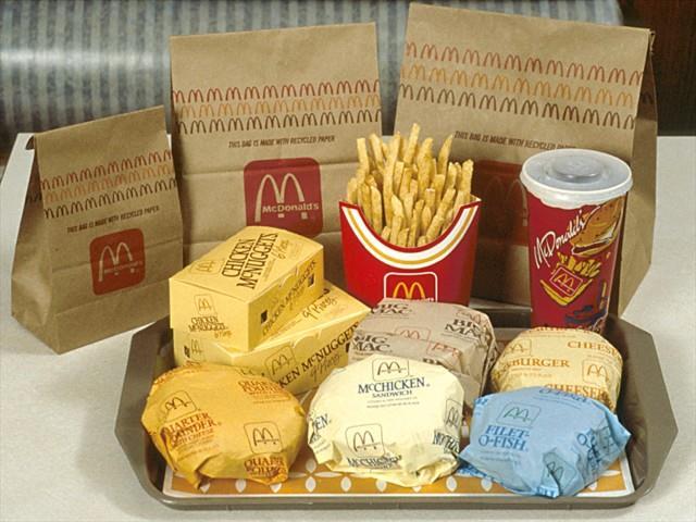 Rok 1990 Od tohto roku sa začalo používanie hnedých tašiek s trojfarebnými zlatými oblúkmi a logom McDonald s. 88 Obr. č.