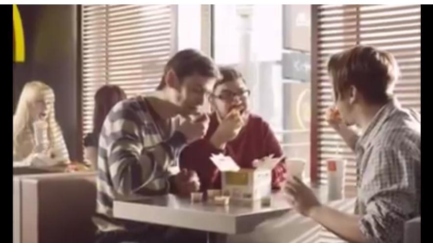 Analýza č. 5: McDonald s Mix N Share: Kamaráti tiež radi Obr. č. 21 záber z reklamy McDonald s Mix N Share: Kamaráti tiež radi Partia na prvý pohľad troch kamarátov si spolu vychutnáva novinku z ponuky McDonald s s názvom Mix N Share.
