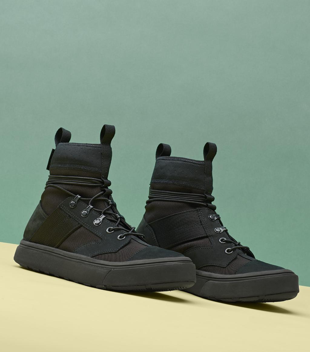 CONVERSE JUMP BOOT A nod to military paratroopers footwear, the Jump Boot is built from the mold of a Jack Purcell