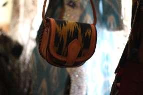 Create a collection of bags like the one below using traditional fabrics. The traditional product you make is very beautiful.