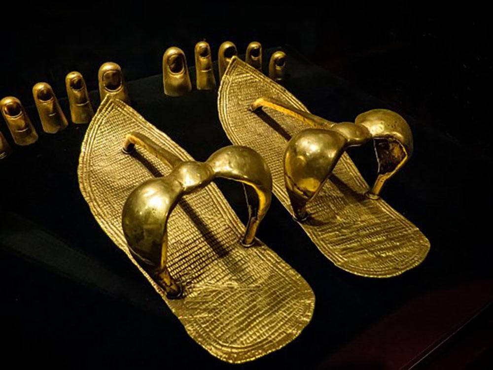 Golden Finger/Toe Stalls: wore by the deceased pharaoh as a way to protect them from mortality and decay. Gold never tarnishes, so it was used to represent the immortal flesh of the gods.