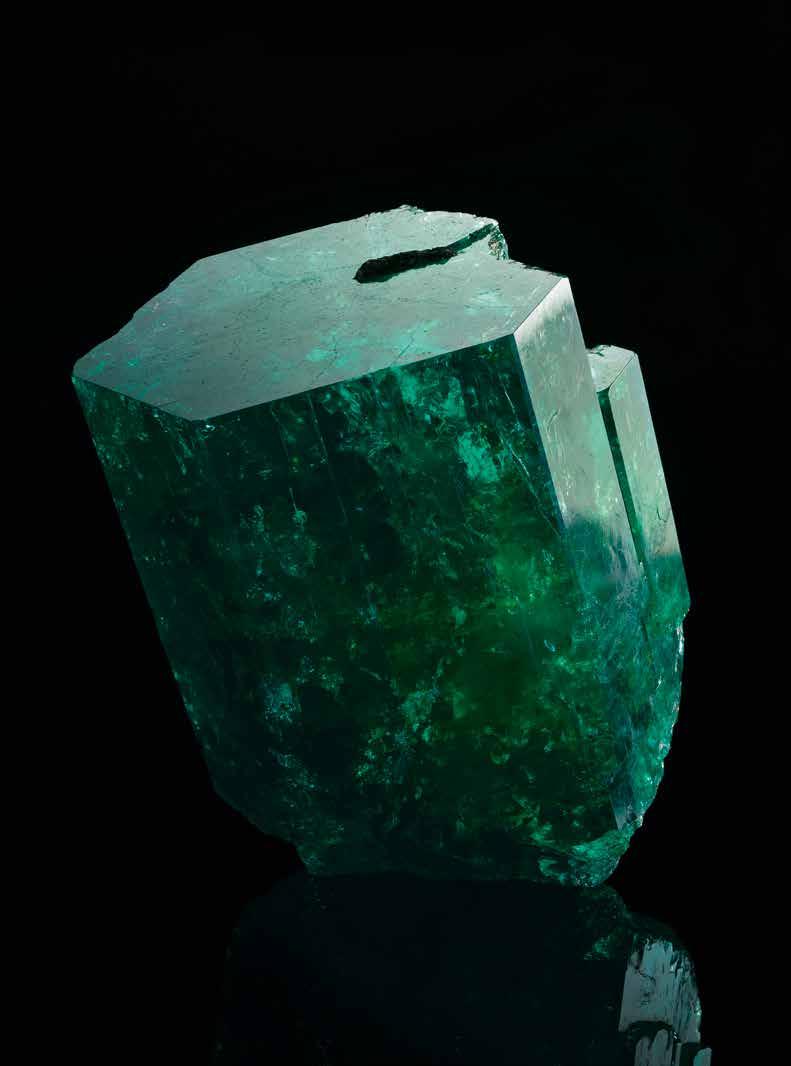 THE MUZO EMERALD, A MAGNETIC AURA MUZO emeralds are exceptional gems distinguished by their near perfect hexagonal geometry when in raw form, their dimensions and their color: a powerful and intense