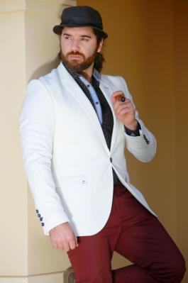 In photo (8) The contrast between the white blazer and burgundy chino reflect the strong style of the trend.